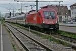 Einfahrt von 1116 166 mit den Wagen des RJ 890 / IC 890 von Bregenz nach Frankfurt (M) Hbf am 09.06.2022 in den Friedrichshafener Stadtbahnhof