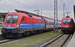 MIt dem EC 112 nach Frankfurt verlässt die 1116 045 von Rail Cargo Hungaria am 23.08.2022 den Villacher Hauptbahnhof, daneben die 1116 135 am Ende eines Railjet nach Wien