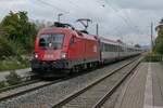 Kurz vor der Ankunft in Friedrichshafen zieht 1116 192 die Wagen des IC 119  BODENSEE , Dortmund - Innsbruck, am 30.09.2022 durch die Haltestelle Friedrichshafen-Löwental
