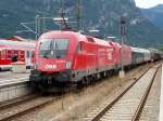 1116 027-2 und 1216 36 mit einem Gterzug aus Reutte nach Innsbruck in Garmisch-Partenkirchen.