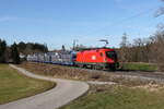 1116 196 war mit einem gemischten Güterzug am 30. Dezember 2023 bei Hufschlag in Richtung Freilassing unterwegs.