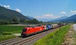 1116 177 leistete der für 60 Jahre Modellbahnhersteller ROCO Werbung tragenden 1116 199 am 30.07.2020 bei einem kurzen Güterzug über die Arlbergrampe Vorspann.