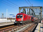 Wien. Am 16.02.2024 zieht die ÖBB 1116 059 einen dreiteiligen Doppelstockwagen-Zug in den Bahnhof Handelskai.