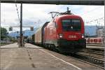 4 Minuten nach der 185 531 durchfhrt die Innsbrucker 1116 086 mit einem langen Gterzug von Salzburg komment den Bahnhof Rosenheim Richtung Mnchen Nord.