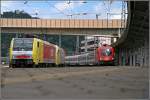 Whrend die E189 910 und die ES64U2-028 auf die Schiebelok warten, rollt am Bahnsteig die 1116 185 mit dem EC 87  TIEPOLO , von Mnchen nach Venezia Santa Lucia ein.