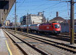 Die Taurus II - ÖBB 1116 060 (91 81 1116 060-5 A-ÖBB) der ÖBB-Produktion GmbH fährt am 04 April 2025 mit einem Druckgas-Kesselwagenzug durch den Hauptbahnhof Linz/Donau (A) in