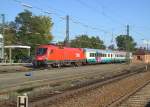 Die BR 1116 220-2 bei der einfahrt in den Rosenheimer Bahnhof mit einem Italienischen EC.