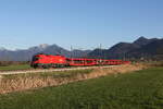 1116 267 mit einem leeren Autotransportzug aus Salzburg kommend am 8. April 2026 bei Bernau am Chiemsee.