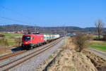 1116 077 �BB mit einem KLV-/Containerzug bei Oberdachstetten Richtung W�rzburg, 28.03.2022