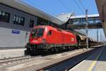 Die 1116 042 wartet am 24.5.2026 mit einem Schotterzug im Bahnhof Weststeiermark die Kreuzung mit dem Personenzug von Wies-Eibiswald nach Graz um anschlie�end auf die Strecke in Richtung Frauental-Bad Gams zu fahren.
Es wurden die beiden Streckengleise nachgeschottert und nachts gestopft.