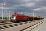 Am Abend des 30.5.2026 steht die 1116 112 mit einem Schotterzug im Bahnhof Weststeiermark und wartet auf ihren Einsatz als Arbeitszuglok. 
In dieser Nacht wurde das Gleis 1 zwischen Weststeiermark und dem Koralmbahn nachgeschottert und gestopft.