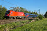 1116 174 �BB rot mit Nightjet Garnitur am 10.05.2026 s�dlich von Osterm�nchen.