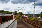  Der Taurus II, die �BB 1116 049 (91 81 1116 049-8 A-�BB) der �BB-Produktion GmbH f�hrt am 11 Juni 2026, mit einem Autotransportzug der Rail Cargo Group (Doppelstock-Autotransportwaggon der Gattung Laaers (560.2) beladen mit Autos der Ingolst�dter Marke mit vier Ringen), durch Kirchen/Sieg in Richtung K�ln. Links im Bild die ehemalige Lokfabrik Arnold Jung wo �ber 12.000 Loks entstanden, darunter die letzte Dampflok der Deutschen Bundesbahn, die 23 105.

Der Taurus II, eine elektrische Universallokomotive vom Typ SIEMENS ES64U2 wurde 2002 von Siemens unter der Fabriknummer 20478 gebaut und an die �BB (�sterreichische Bundesbahnen) als 1116 049-6 geliefert. Sie hat die Zulassungen f�r �sterreich, Deutschland, Ungarn und die Slowakei (D/A/H/SK). Sie ist z.Z. an die Rail Cargo Hungaria Zrt. (Budapest) vermietet. 

