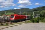 Seit den 1940er verbindet die  Bruker Schleife   die S�dbahnstrecke mit der Kronprinz-Rudolf Bahn.
Die 1116 150 wartet hier mit der  Rollenden Landstra�e  von Maribor Tezno nach Wels Terminal am 13.6.2026 auf die Weiterfahrt.
