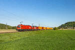 Neudorf ob Wildon. Bei traumhaften Fr�hlingswetter am 24.04.2026 durchfahren eine 1116 und eine 1293 mit einem Containerzug den Ort Neudorf.