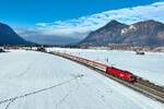 Klassischer lokbespannter Fernverkehr im Inntal ist selten geworden, es dominieren die Railjet-Garnituren.