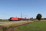 1116 043 mit einem  Railjet  aus Salzburg kommend am 28. September 2026 bei �bersee am Chiemsee.