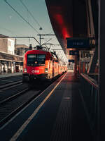 �BB 1116 188 f�hrt mit einer Dosto-Garnitur am Haken in den Grazer Hauptbahnhof ein.
 
——————
 
Zug: S1 4026
Laufweg: Leibnitz ➤ Graz Hbf ➤ Bruck a. d. Mur ➤ M�rzzuschlag