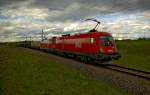 Zwei 1116 bringen am spaeten Abend unter wolkenverhangenen Himmel am 19.04.2008 einen Gueterzug Richtung Wien.