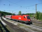 1116-136-1 mit Gterzug in Hallwang-Elixhausen am 14.5.2008.