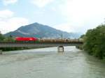 eine 1116 berquert gerade mit einem Autogterzug die Brixlegger Innbrcke (16.5.2008)