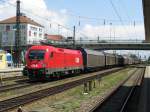 1116 015 mit Gterzug am 10.6.2008 in Regensburg.