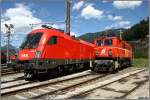 E-Loks 1040 013 und 1116 206 stehen abgestellt auf der Drehscheibe in Selzthal.