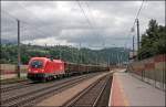 1116 196 hat einen Holzzug am Haken und durchfhrt Kundl Richtung Sden. (04.07.2008)