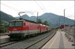 1144 221 und 1116 223 bremst einen schweren Gterzug von Kitzbhl komment auf ca. 40 Km/h herunter und schlngelt sich nun durch Bruckhusl. (05.07.2008)