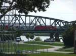 Gerade berquert eine 1116 die Nordbahnbrcke als im Vordergrund Bhnen fr das Donauinselfest 2008 aufgebaut werden. (26.08.08)