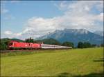 Taurus-Power vorm Kaisergebirge: 1116 195 und die Innsbrucker 1116 182 bringen gemeinsam den OEC 569  Bernhard Ingenieure  von Bregenz nach Wien West. (05.07.2008)
