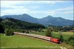 Bei Themperaturen um die 30 C bringt eine ganz saubere 1116 den OEC 563  HANDL TYROL SPECK  (einen meiner Lieblingszge) von Bregenz nach Wien Westbahnhof. Bei Vachendorf wird der Zug auf den Chip gebannt. (06.07.2008)
