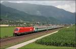 1116 043 ist bei Schwaz mit dem IC 87  TIEPOLO , Mnchen Hbf - Venezia Santa Lucia, von der Bayerischen Landeshauptstadt zum Brenner unterwegs.