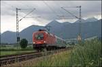 1116 253 legt sich mit dem OEC 112, Klagenfurt - Mnchen Hbf, bei Bernau am Chiemsee in die Kurve.