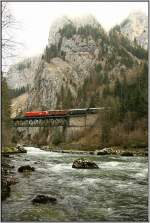 Eine 1116 fhrt mit eimem Phyrnumleiter ber die Brcke nchst Gesuseeingang.