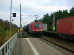 ... aus der Gegenrichtung schon 1116 239 mit einem Kesselwagenzug heranrollt. Fotografiert am 15.11.08 in Burgkemnitz.