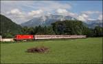 1116 2xx-2 ist mit dem OEC 663 von Feldkrich nach Wien West unterwegs. Beim Kloster Raisach wird der Zug im Abendlicht von einigen Fotografen auf den Chip gebannt. (09.07.2008)
