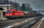 1116 104 mit einem Gterzug Richtung Westen am 13.12.2008 in Rekawinkel.