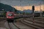 1116 179 flchtet mit dem, damals namenlosen, OEC 663, Feldkirch - Wien Westbahnhof, vor dem Gewitter und passiert auf der Flucht den Bahnhof Kufstein.