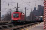 Als wre der Lkw auf Kollisionskurs. 1116 190-8 wahrt immer den gleichen Abstand. (Brixlegg, Dez.2008)