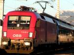 1116 281-5 mit einem verschnupftem Tfzf. hat EC83(Garda)am Haken, Wrgl-Hbf; 090204