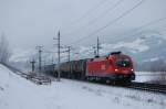 1116 135-3 kmpft sich mit einem Kesselwagen-Zug durch das Inntal Richtung Innsbruck, bei Terfens. 13.2.2009