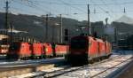 Hier bin ich der Lo(c)kung erlegen, diese schne Szene im Bahnhof Innsbruck festzuhalten: 1116-142 vor 1116-191, im Hintergrunde eine weitere 1116 mit einer 1144, drei Tauren mit ihrer schnen lteren