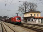 Die 1116 049 am 04.04.2009 mit einem Gterzug bei der Durchfahrt in Aling.