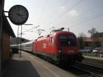 Am 9. April entstand dieses Bild vom Taurus 1116 027-2 auf seiner
Fahrt in Richtung Salzburg. Hier durchfhrt er soeben den Bahnhof Bergen.