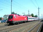 1116 272-4 ist in rasanter Fahrt mit OEC690 Schloss Porcia Spittal an der Drau  bei Marchtrenk unterwegs;090525