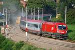 1016 047 passiert mit dem Intercity 648 nach Salzburg die Baustelle bei Drrwien.