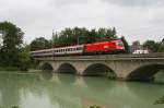 1116 032 mit OEC 563 am 10.08.2009 auf der Saalachbrcke bei Freilassing.
