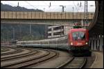 Whrend der  WINNER  den Bahnhof in Richtung Norden verlsst, rollt auf Gleis 3 der EC 87  TIEPOLO , Mnchen Hbf - Venezia Santa Lucia, mit der Zuglok 1116 081 ein.