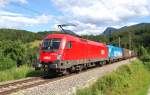 Das Ochsendoppel 1116 172 und  1016 023 ist am 08.07.2009 mit  dem Papierzug 48930 zwischen  Klaus und Micheldorf in der  Ortschaft Schn unterwegs  gewesen.